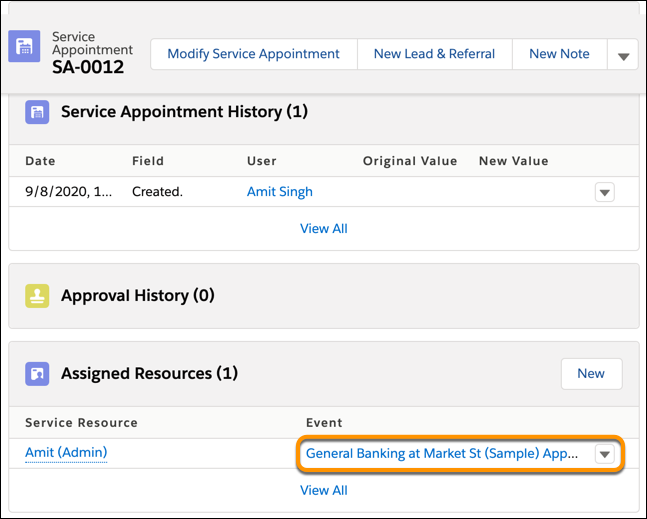 Imagem mostrando a lista relacionada Recursos atribuídos com um recurso de serviço e um link para o evento de calendário do Salesforce