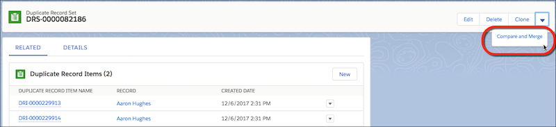 Un conjunto de registros duplicados en Lightning Experience, con la acción Comparar y Combinar