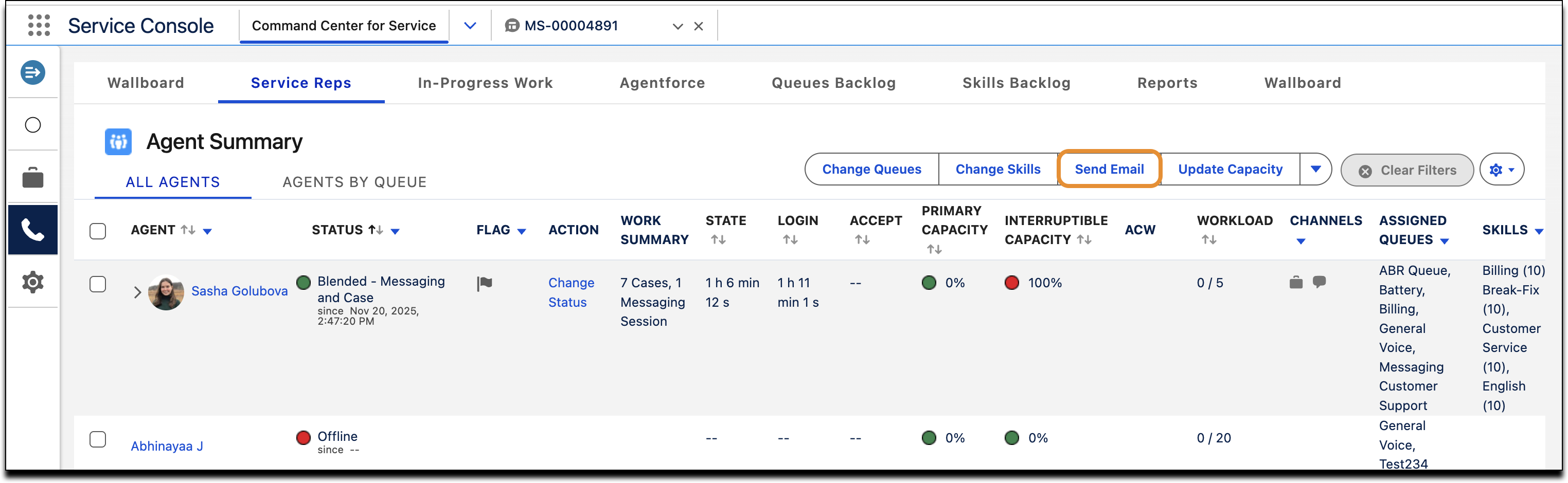 El botón de acción personalizada Enviar email aparece en la ficha Representantes de servicio en Command Center for Service.